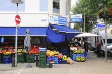 903534 Afbeelding van de uitstalling van groenten en fruit bij Bereket Supermarket (Kanaalstraat 87, hoek Balistraat) ...